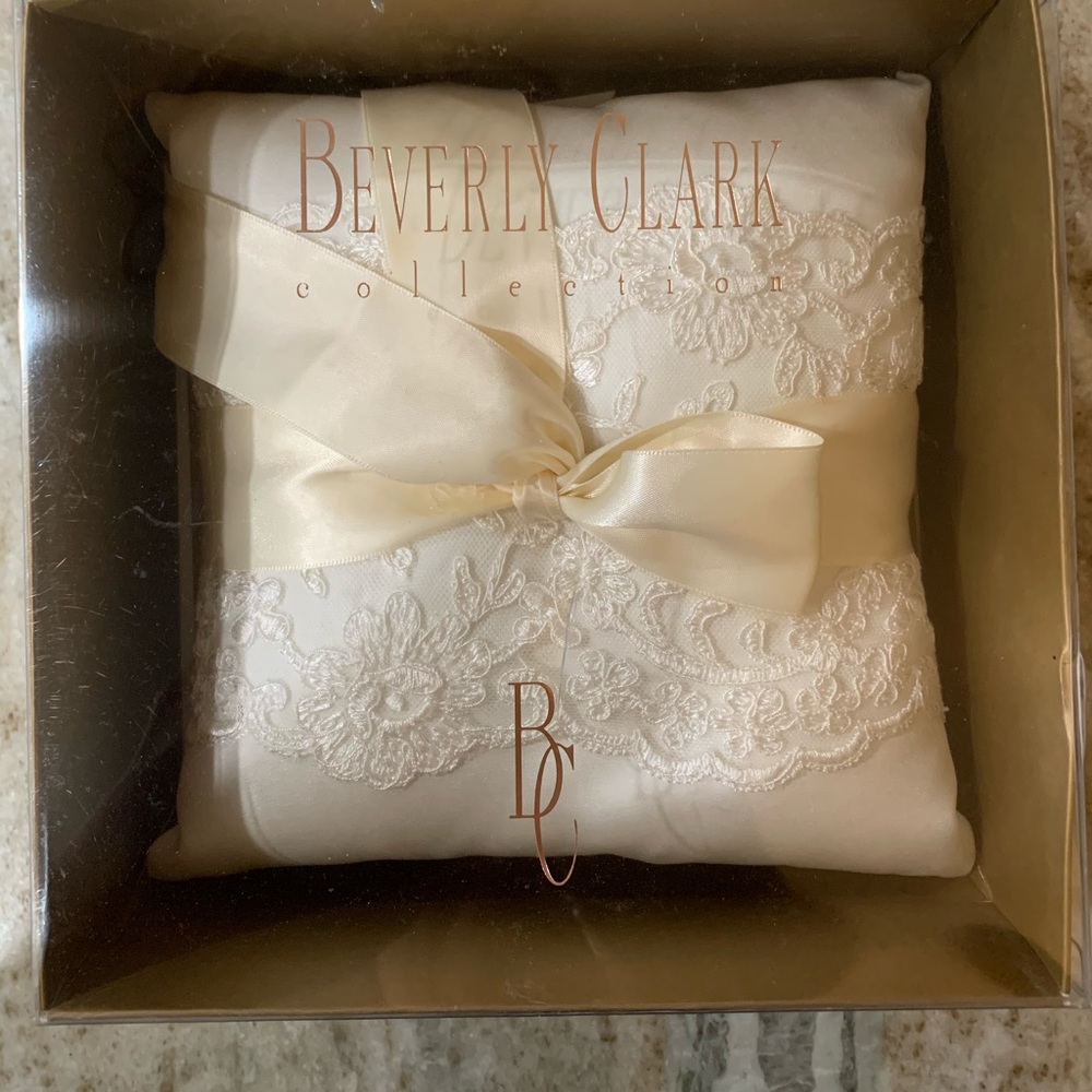 EUC, Beverly Clarke ring bearer pillow, ivory